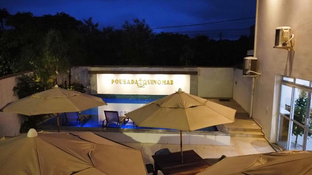 帕拉蒂Pousada Aquino Mar的建筑物前的一把伞