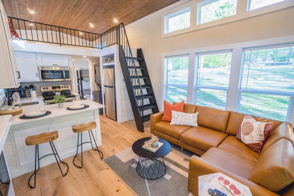 加特林堡Tiny home Fire Pit Fishing Pond BBQ Sage Cabin的带沙发的客厅和厨房