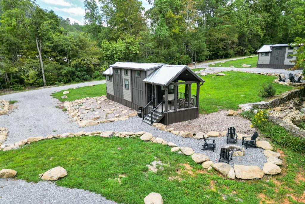 加特林堡Tiny Home Firepit BBQ Fishing Willow Cabin的院子中间的小小屋
