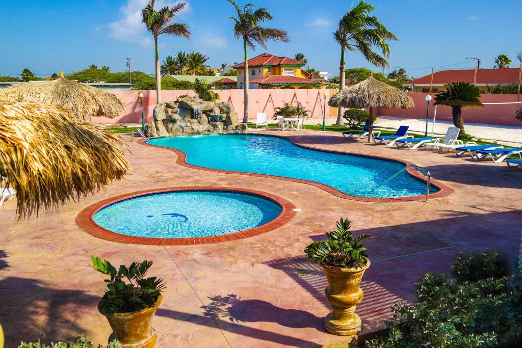棕榈滩佐佐木公寓的度假村中央的游泳池