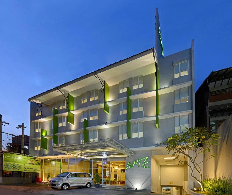 日惹日惹马里奥神童酒店的前面有停车位的建筑