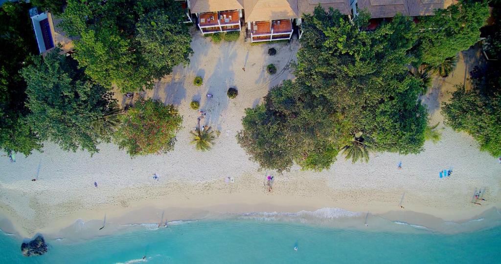象岛暹罗海滩度假酒店的海滩上的人的头顶景色