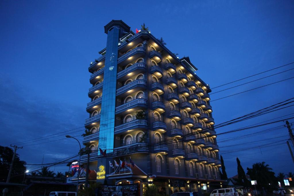 马德望国王风云酒店的一座带灯光的蓝色大建筑