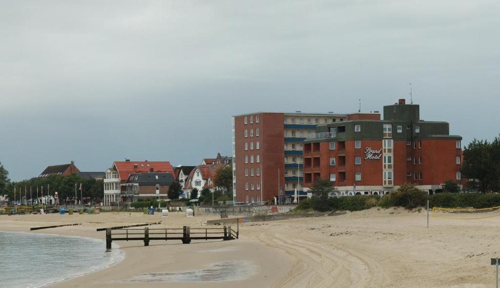 威克奥夫弗尔斯特兰德酒店的享有海滩美景,拥有建筑背景