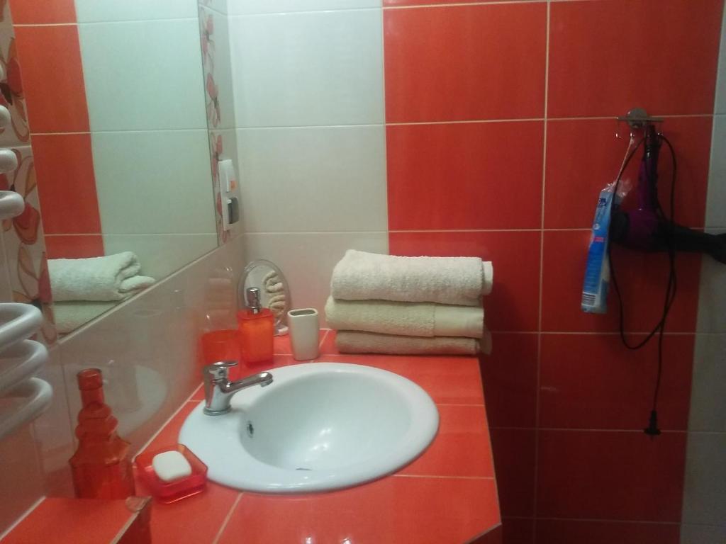 奥古斯图Kwatera Na Rogu的浴室设有白色水槽和红色瓷砖
