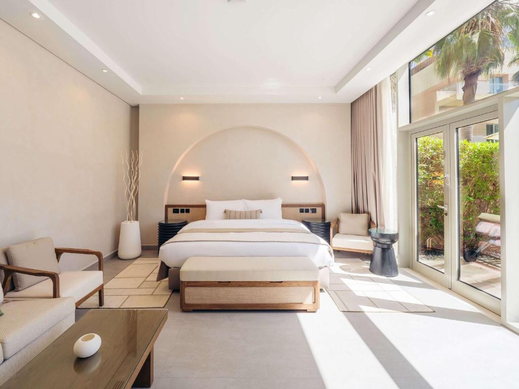 迪拜Rixos The Palm Hotel &amp; Suites - Ultra All Inclusive的一间带床和大窗户的卧室