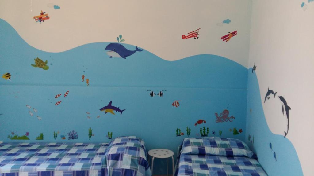 普尔萨诺Arifra的卧室的墙上挂着鱼壁画