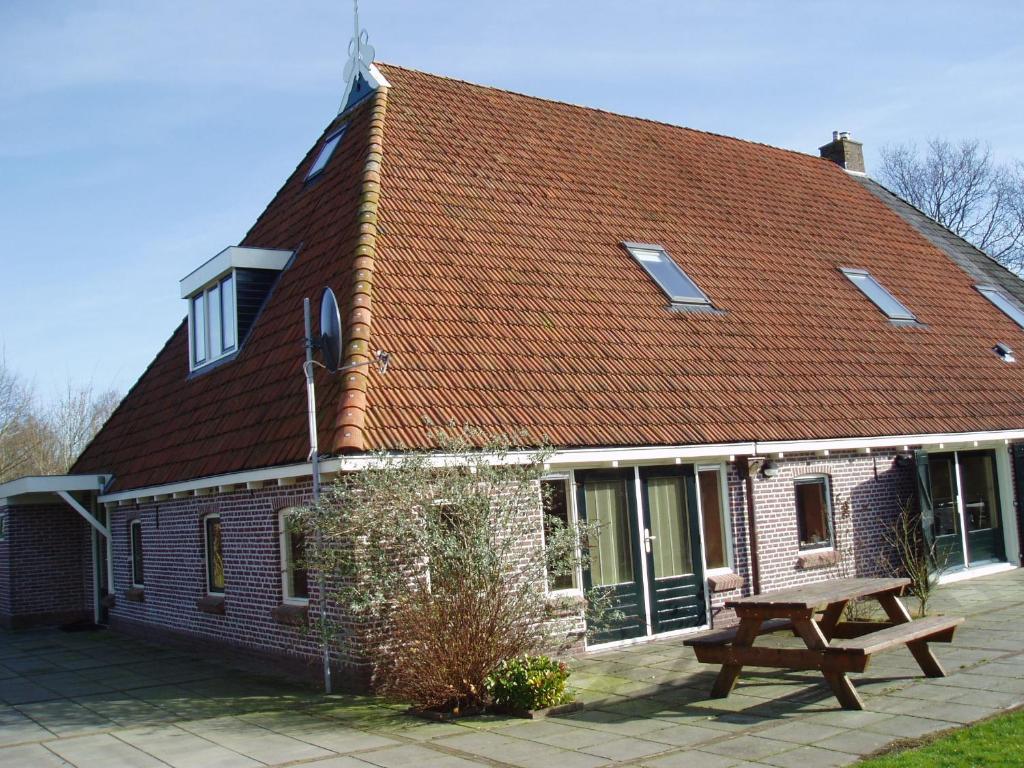 NijeholtpadeLogeren bij de Ruimte的砖房,前面有长凳