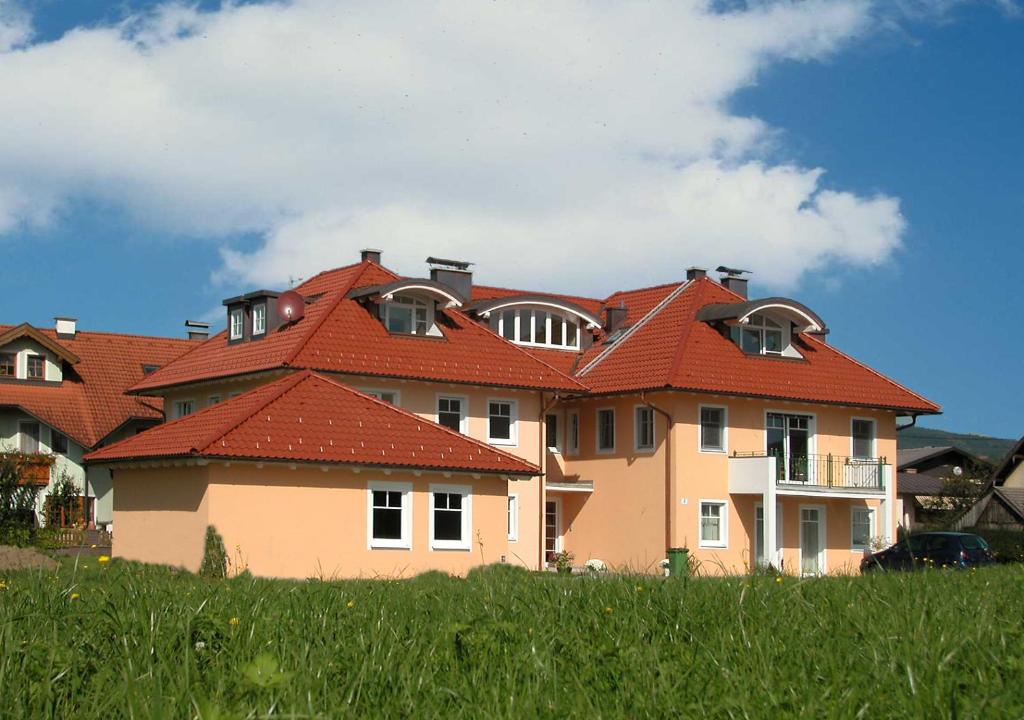 安瑟灵希赛尔安特斯博布里克旅馆 的一座大房子,在田野上设有红色屋顶