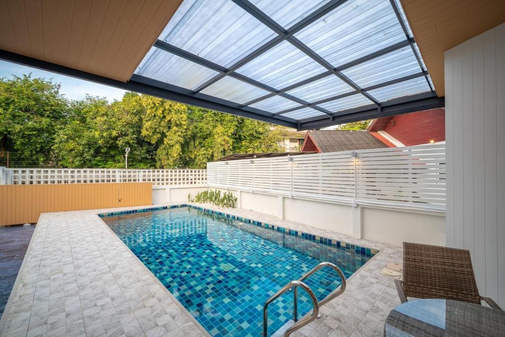 Baan San sook Pool Villa at Nimman内部或周边的泳池