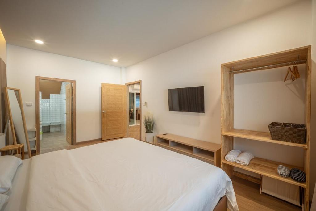 Baan San sook Pool Villa at Nimman的电视和&#47;或娱乐中心