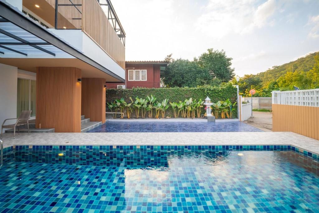 Baan San sook Pool Villa at Nimman内部或周边的泳池