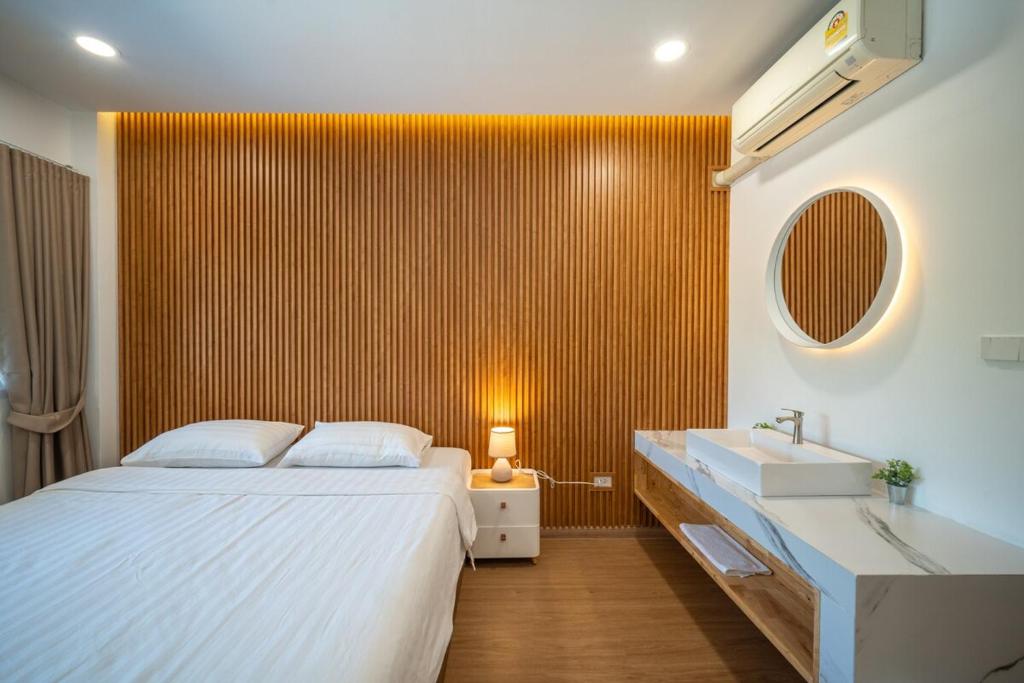 Baan San sook Pool Villa at Nimman客房内的一张或多张床位
