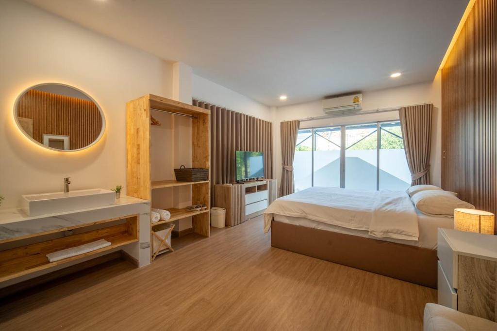 Baan San sook Pool Villa at Nimman客房内的一张或多张床位