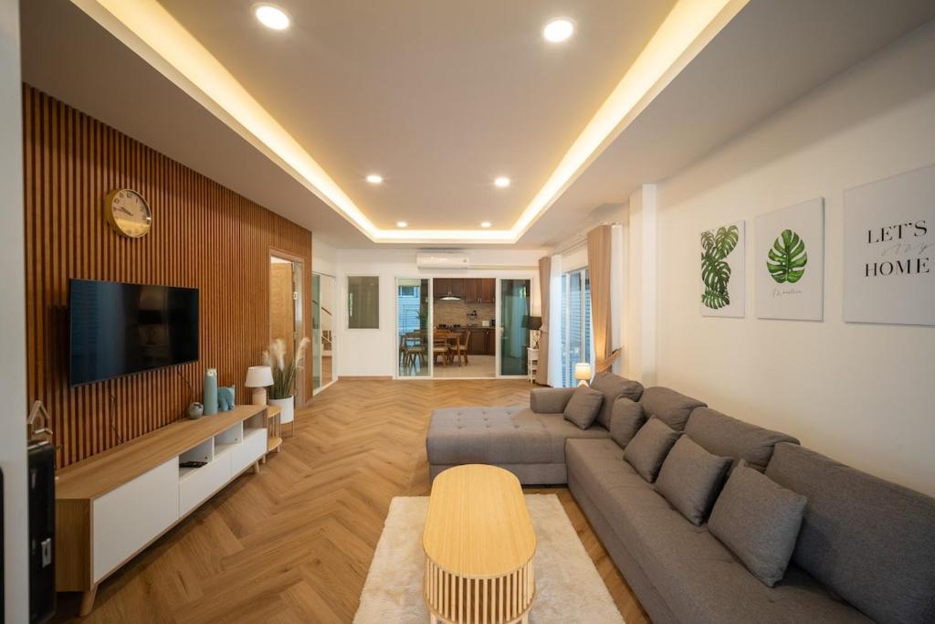 清迈Baan San sook Pool Villa at Nimman的带沙发和电视的客厅