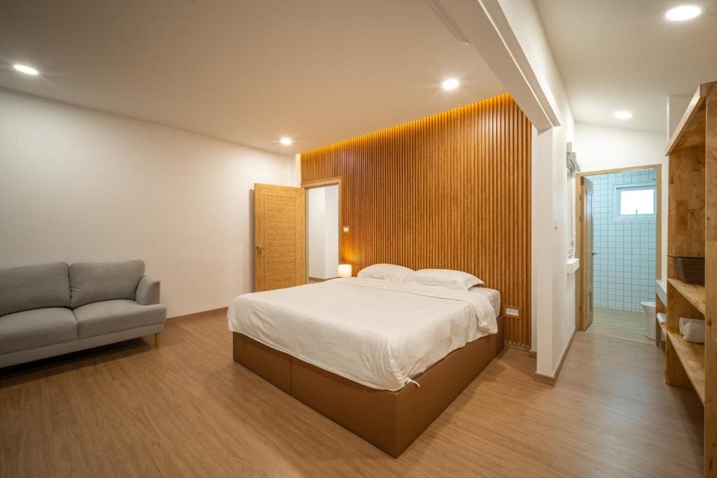 Baan San sook Pool Villa at Nimman客房内的一张或多张床位