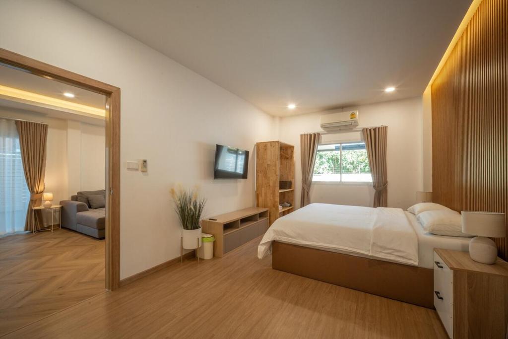 Baan San sook Pool Villa at Nimman客房内的一张或多张床位