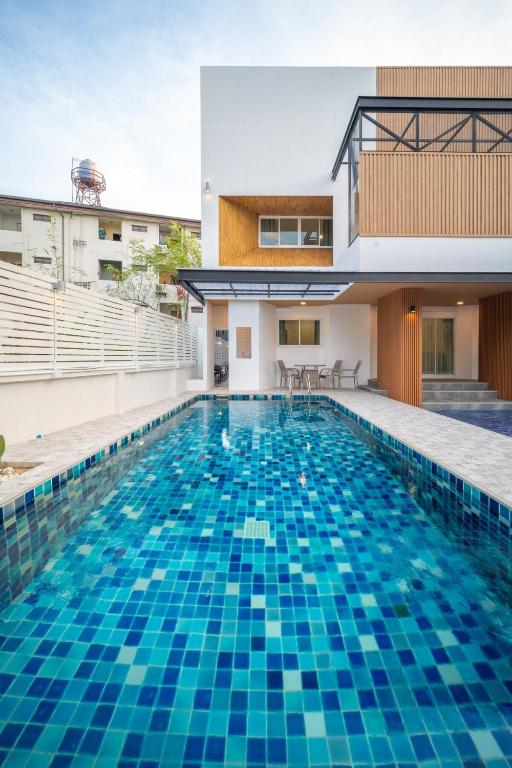 Baan San sook Pool Villa at Nimman内部或周边的泳池