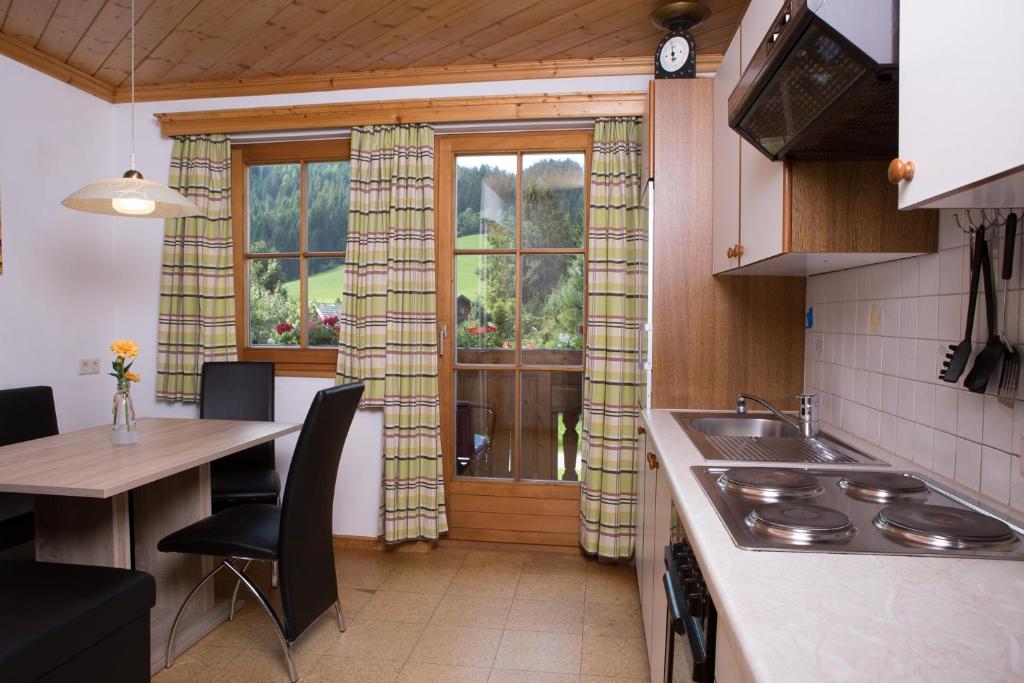 阿尔滕马克特蓬高Glonerbauer Apartment的厨房配有水槽、桌子和窗户