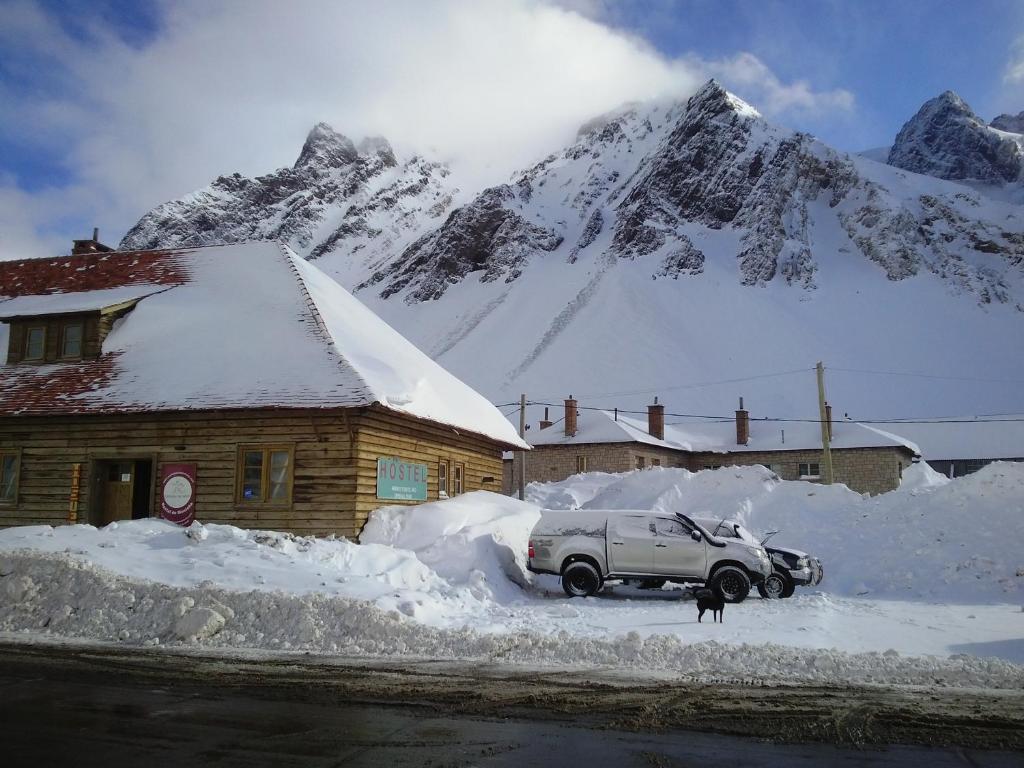 拉斯库瓦思Portezuelo del Viento - Hostel de Montaña的停在雪覆盖的房子前的汽车