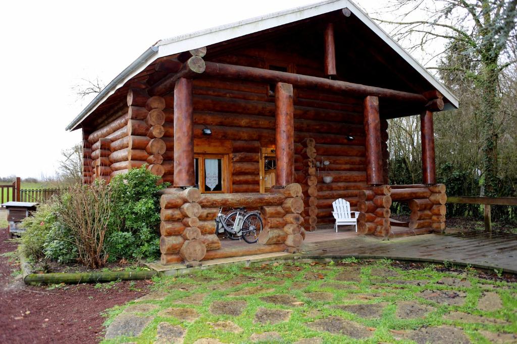 Janvry恩隆丁斯度假屋的小木屋前面设有自行车