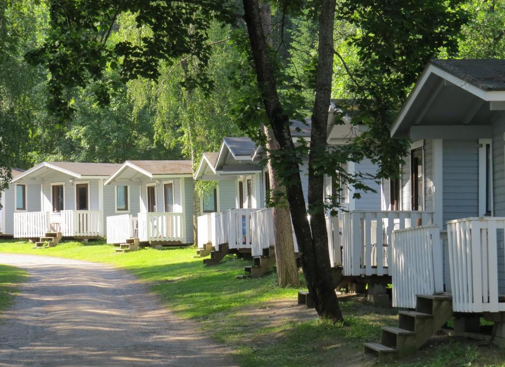 坦佩雷坦佩雷哈玛拉营地旅馆的一排白色的小屋