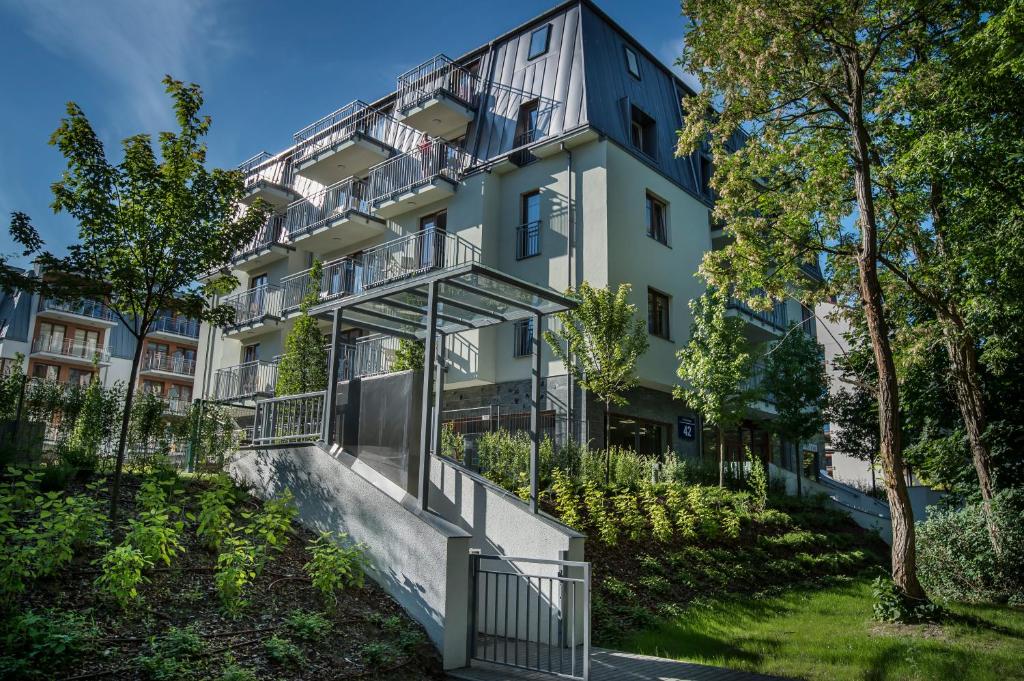 斯维诺乌伊希切MariSol的公寓大楼设有阳台和树木