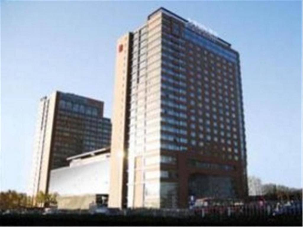北京北京文津国际酒店的另两栋建筑前方的高楼