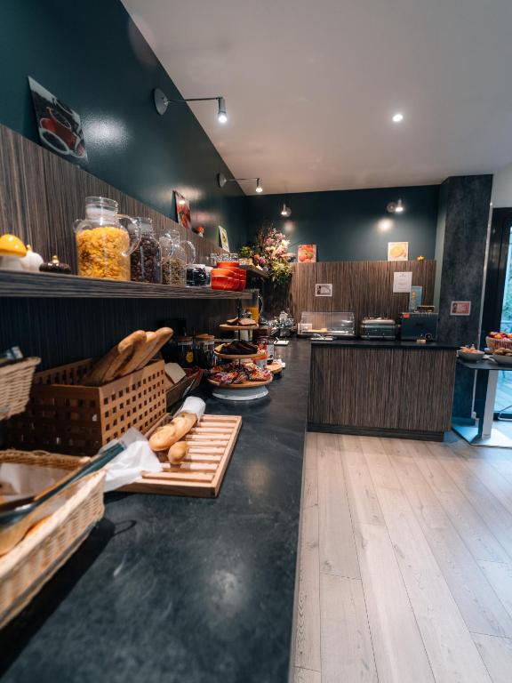 艾克斯莱班Les Loges du Park的快餐店,提供面包和其他食物