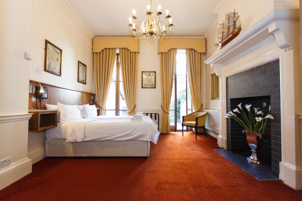 伦敦摩根酒店的一间卧室配有一张床和一个壁炉
