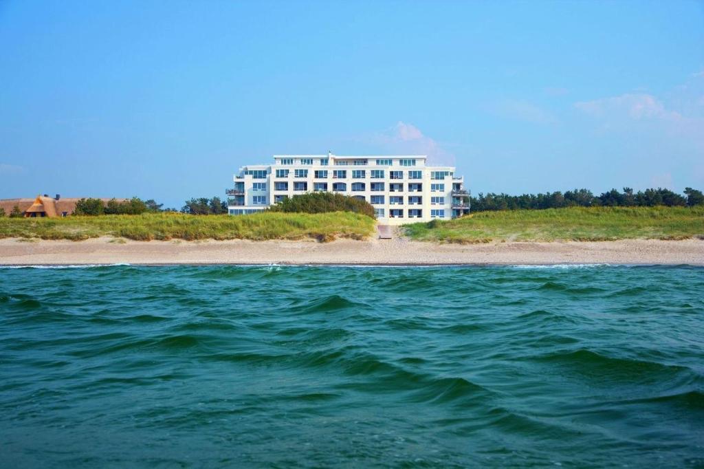 奥茨塞巴德·迪尔哈根Strandhotel Dünenmeer - Adults only的海边的一座大建筑