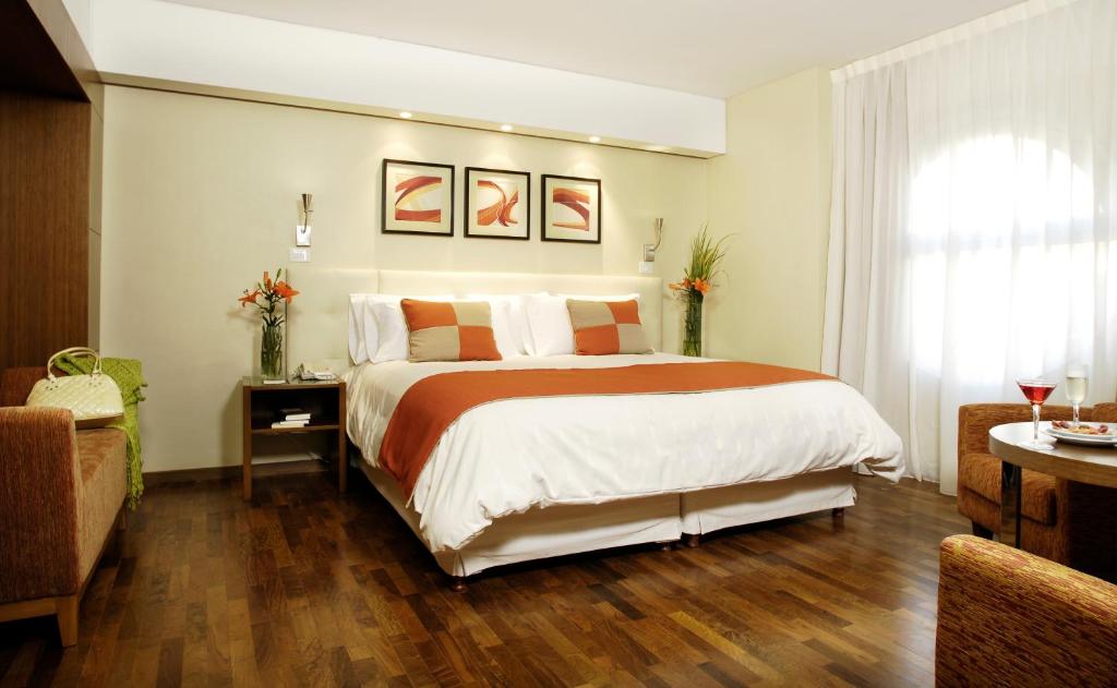 布宜诺斯艾利斯摄政皇宫酒店的一间卧室设有一张大床和一个窗户。