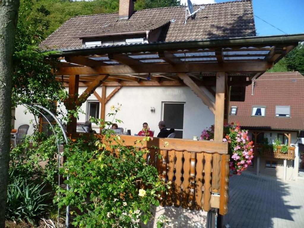 劳特巴斯Obsthof Vogthof的房屋顶部的木凉亭