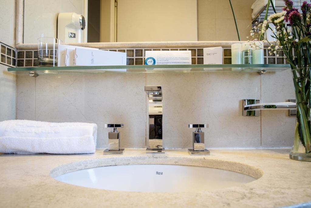 内乌肯Hotel Del Comahue的客房内的盥洗盆浴室