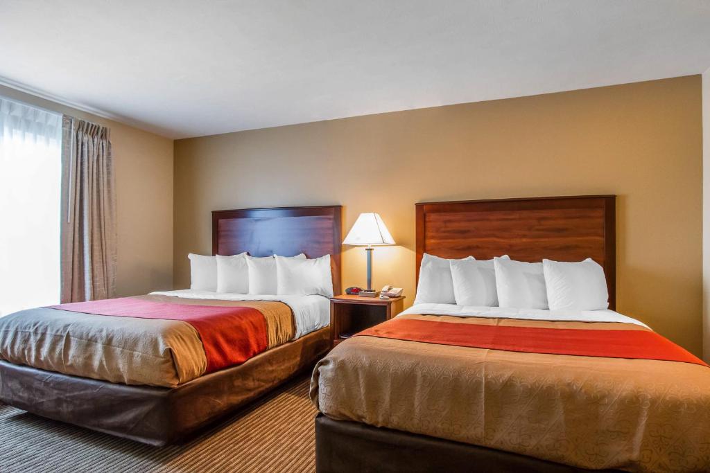 格兰德岛格兰德岛曼斯戴套房酒店的酒店客房设有两张床和窗户。