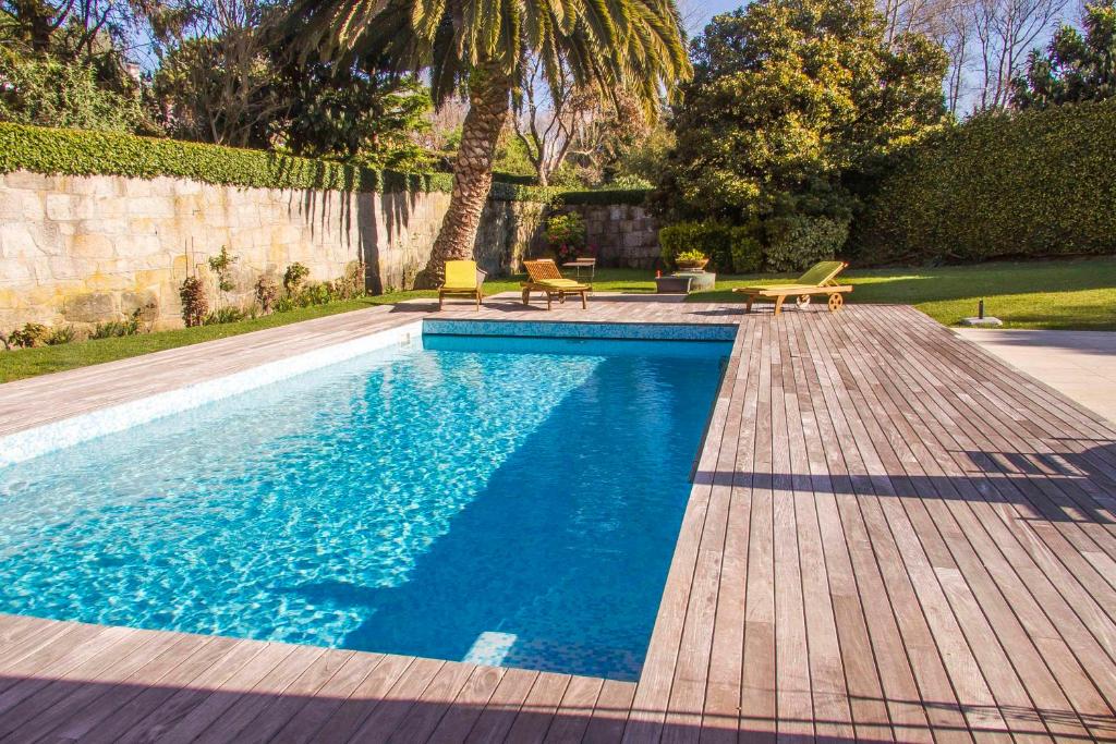 波尔图生活在波尔图 | 波尔图花园泳池公寓的一个带木甲板的庭院内的游泳池