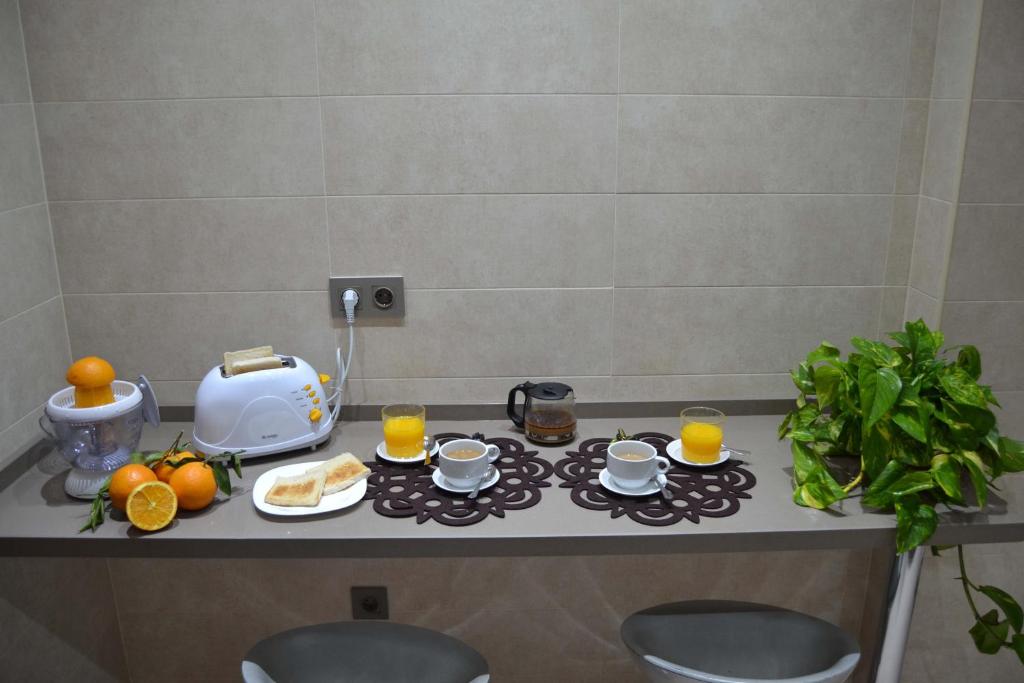梅里达Apartamento Santa Eulalia的一张桌子,上面放着两杯橙汁和食物