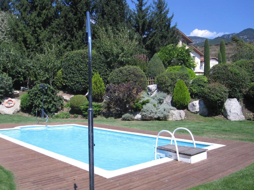 巴加卡尔巴蒂斯塔旅馆的庭院旁带长凳的游泳池
