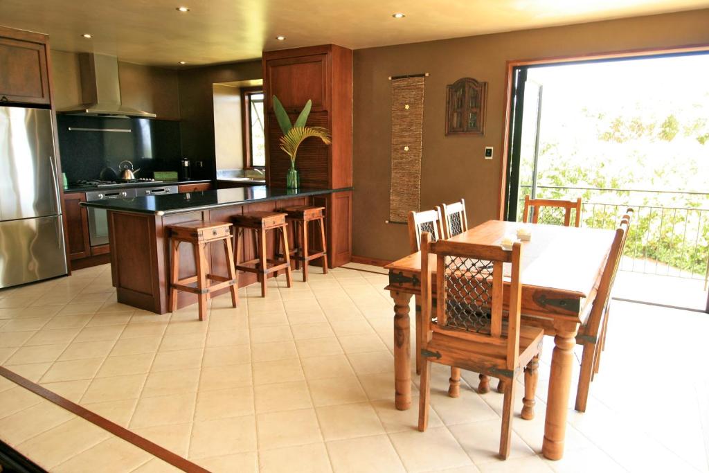 彭特派因Auwas Island Holiday Home的厨房配有桌子、椅子和柜台