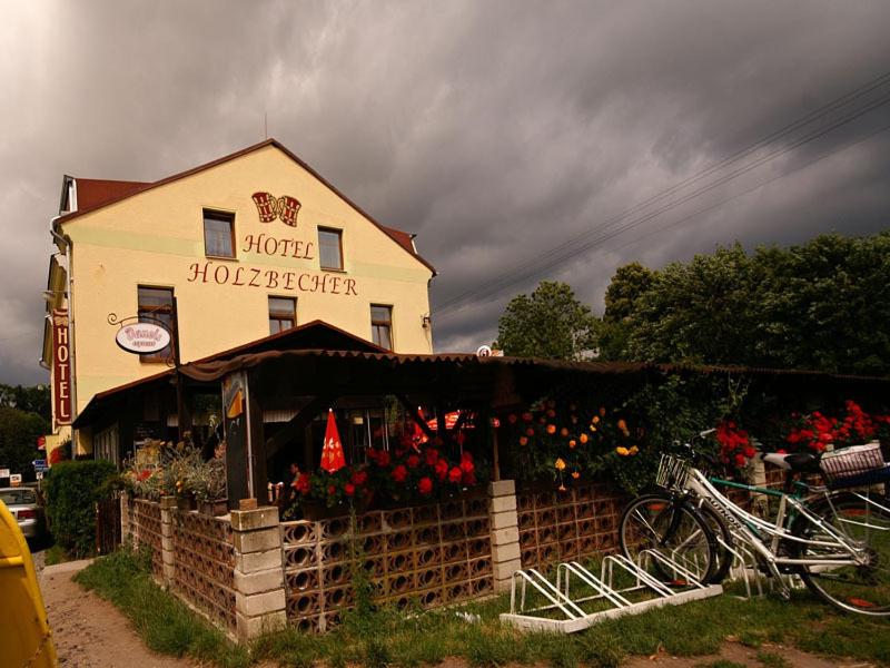 捷克斯卡利采Hotel Holzbecher Ratibořice的一座建筑前面有花卉市场