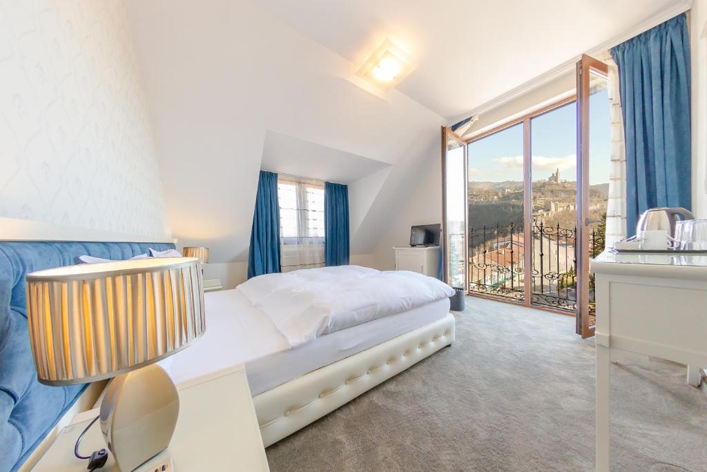 大特尔诺沃单间公寓酒店的一间卧室设有一张床和一个大窗户