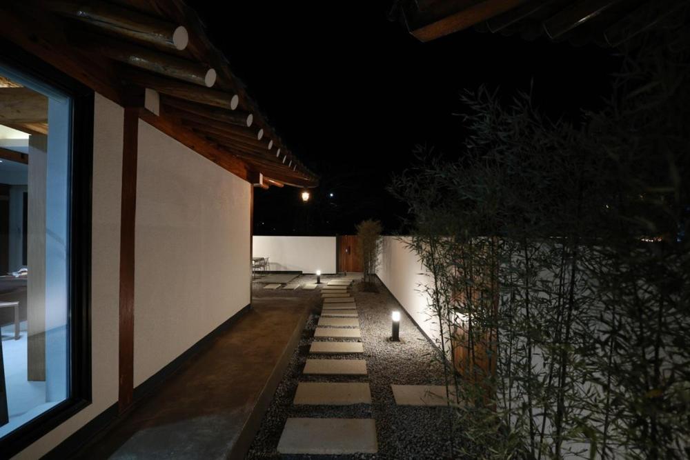 Gangneung Jeodong Hanok Pension newly built的阳台或露台