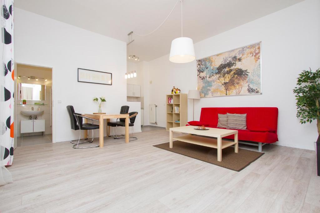 柏林Apartment Uthman Berlin-Neukölln的客厅配有红色的沙发和桌子