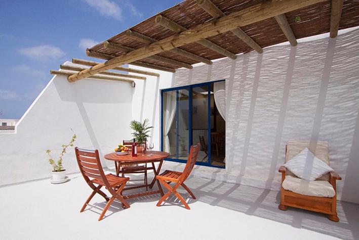塞博河畔卡莱塔Casa del Rio的房屋内带木桌和椅子的庭院