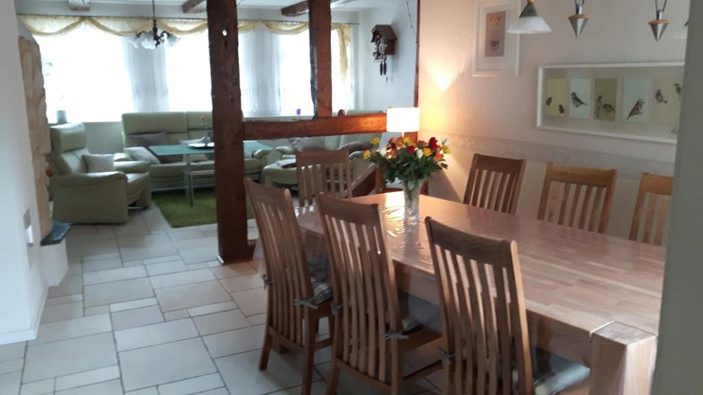 韦尼格罗德Altstadt Ferienhaus的用餐室以及带桌椅的起居室。
