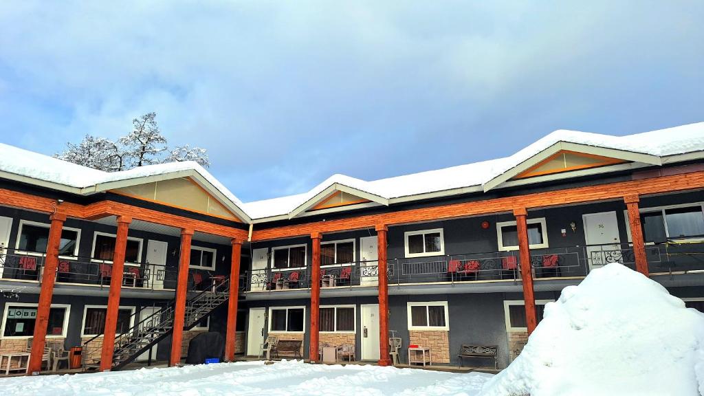 雷夫尔斯托克高山套房酒店的公寓大楼地面上积雪