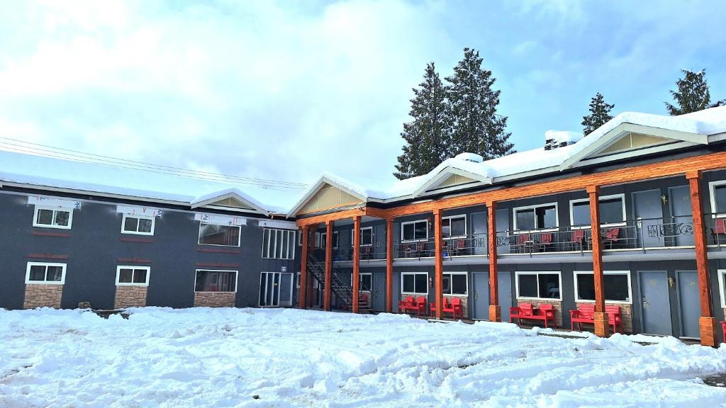 雷夫尔斯托克高山套房酒店的前面有雪的大建筑