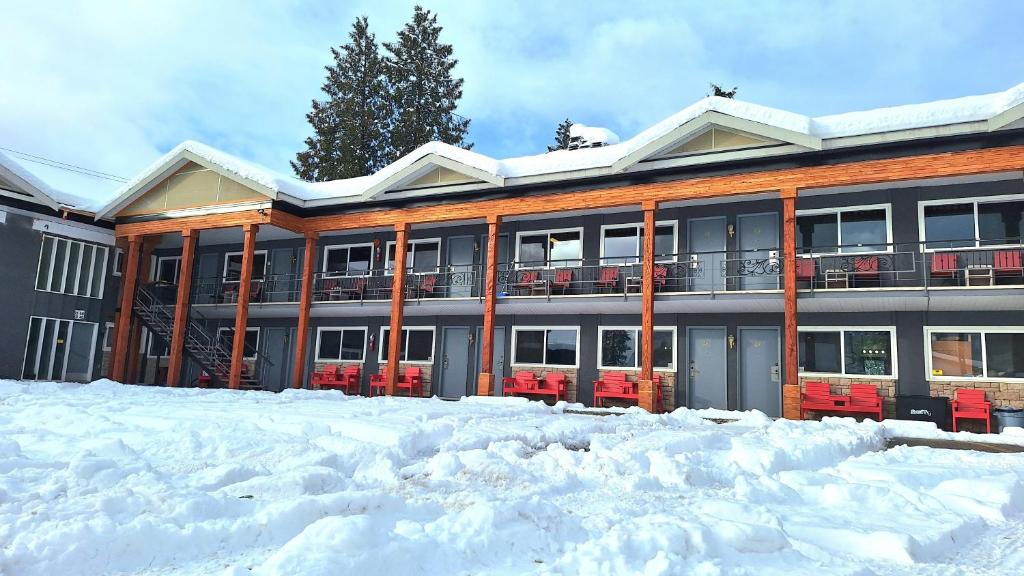 雷夫尔斯托克高山套房酒店的前面有大雪的建筑