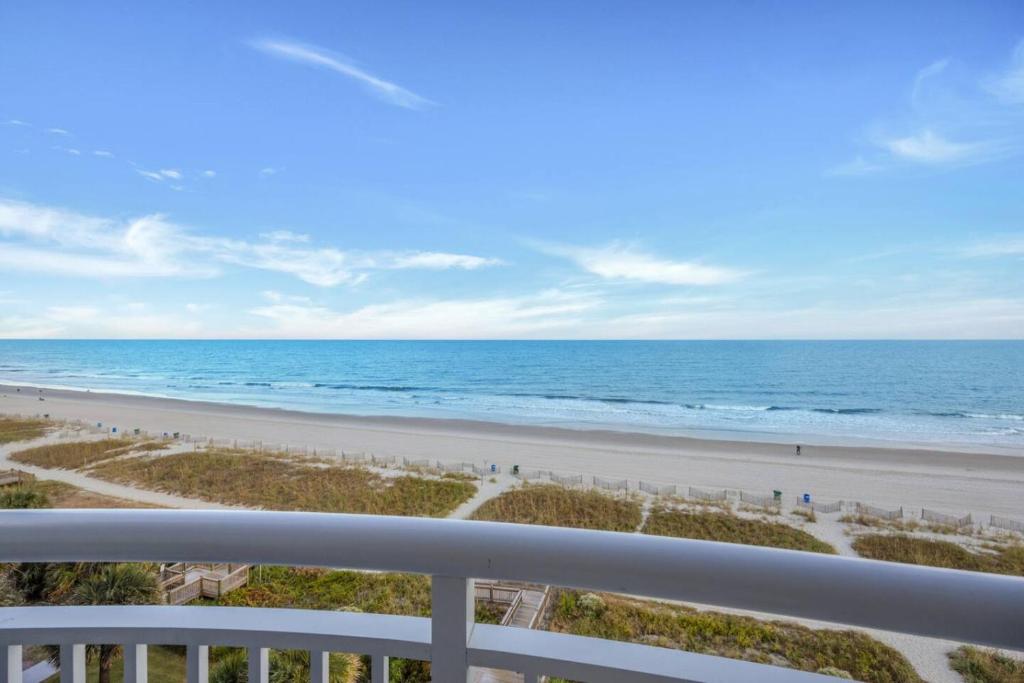 默特尔比奇The 7th Heaven in Myrtle Beach的以及享有海滩景致的阳台。