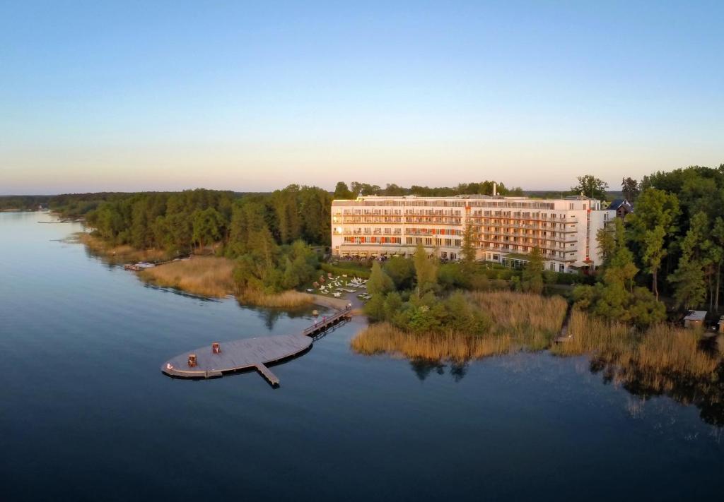 格赫伦-莱宾Seehotel Fleesensee的河流上建筑物的空中景观